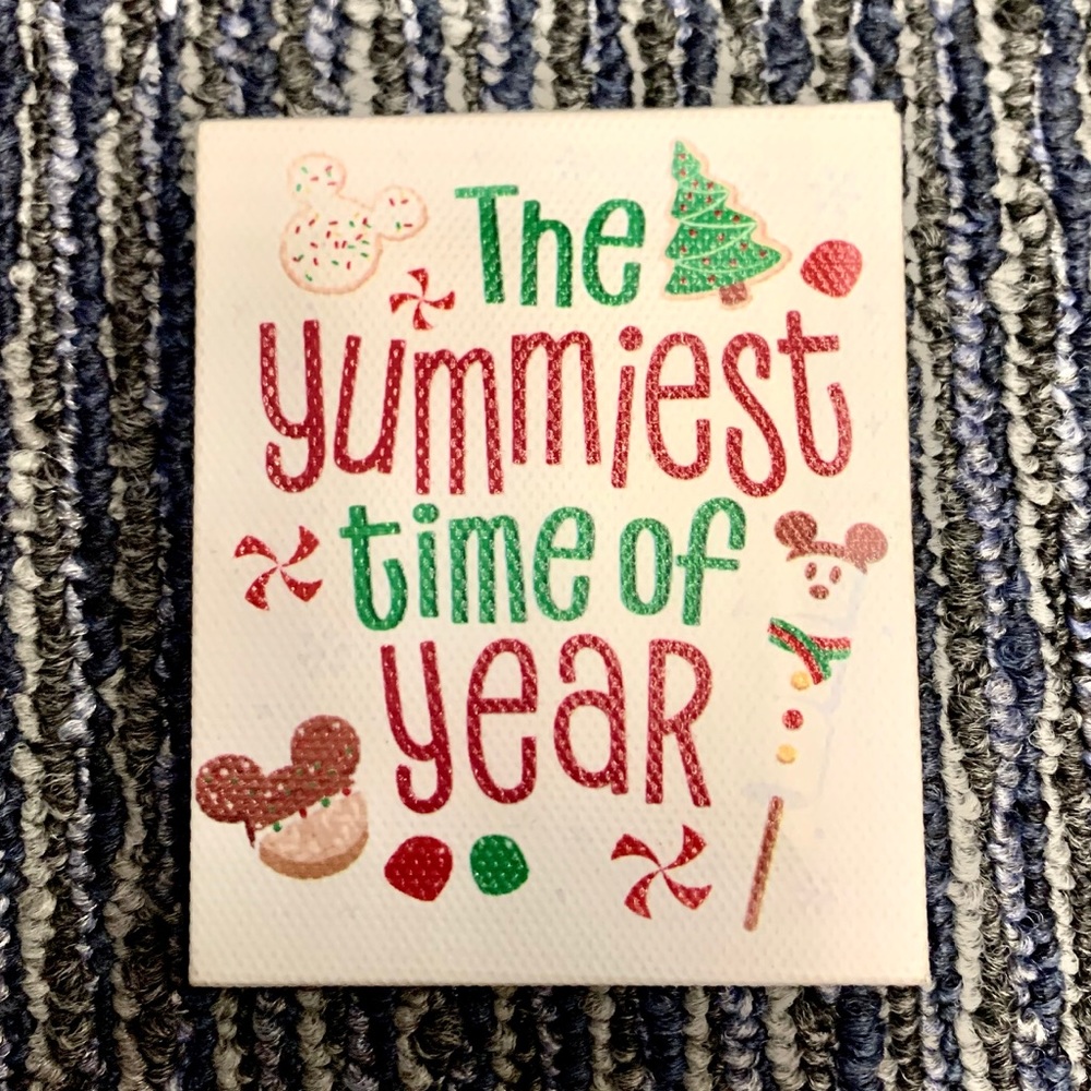 RARE DISNEY CHRISTMAS MAGNET 2019 BRAND NEW